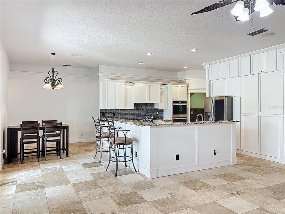 En Venta: $427,000 (5 camas, 3 baños, 2807 Pies cuadrados)