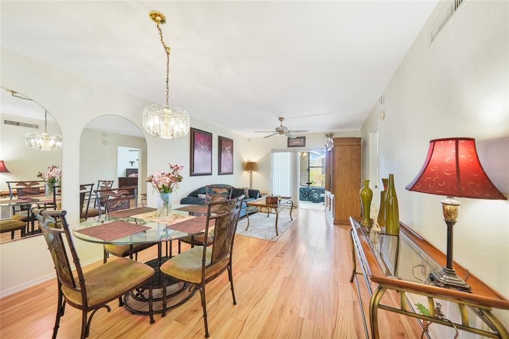 На продажу: $163,500 (2 спален, 2 ванн, 876 Квадратных фут)