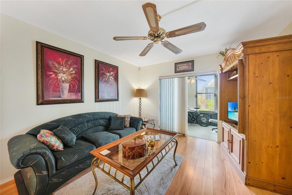 На продажу: $163,500 (2 спален, 2 ванн, 876 Квадратных фут)