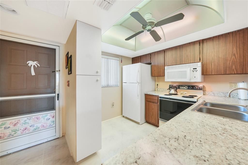 На продажу: $163,500 (2 спален, 2 ванн, 876 Квадратных фут)