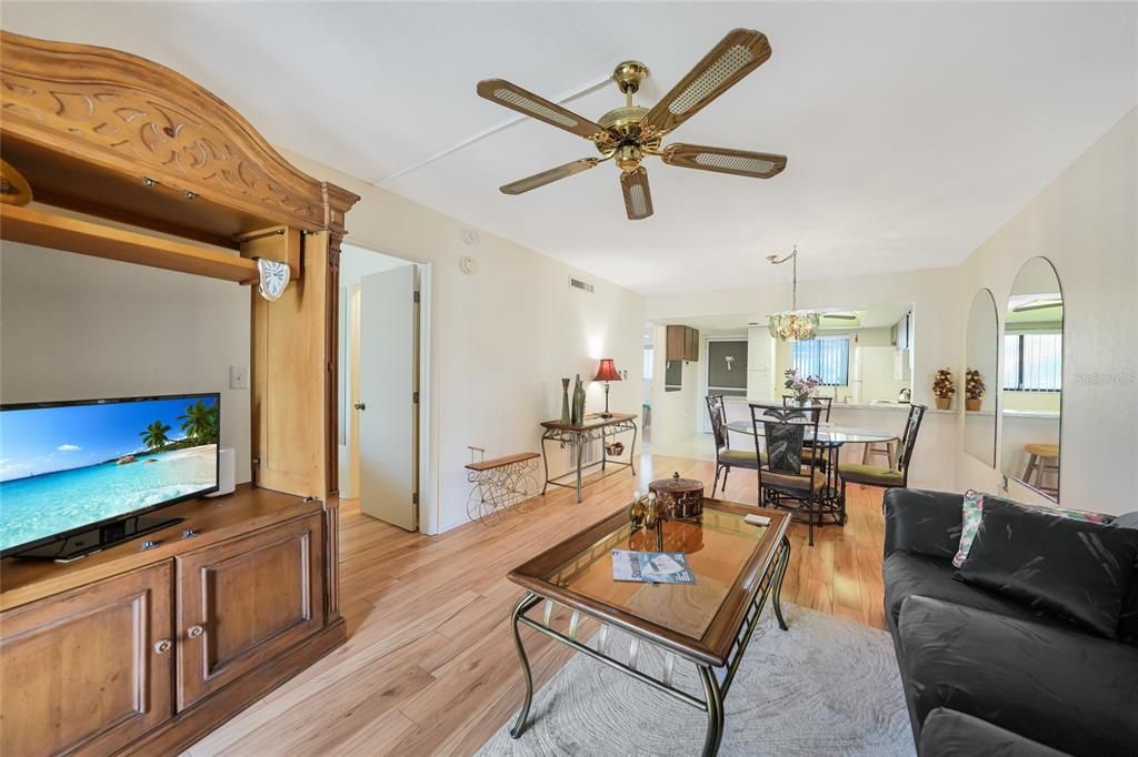 На продажу: $163,500 (2 спален, 2 ванн, 876 Квадратных фут)