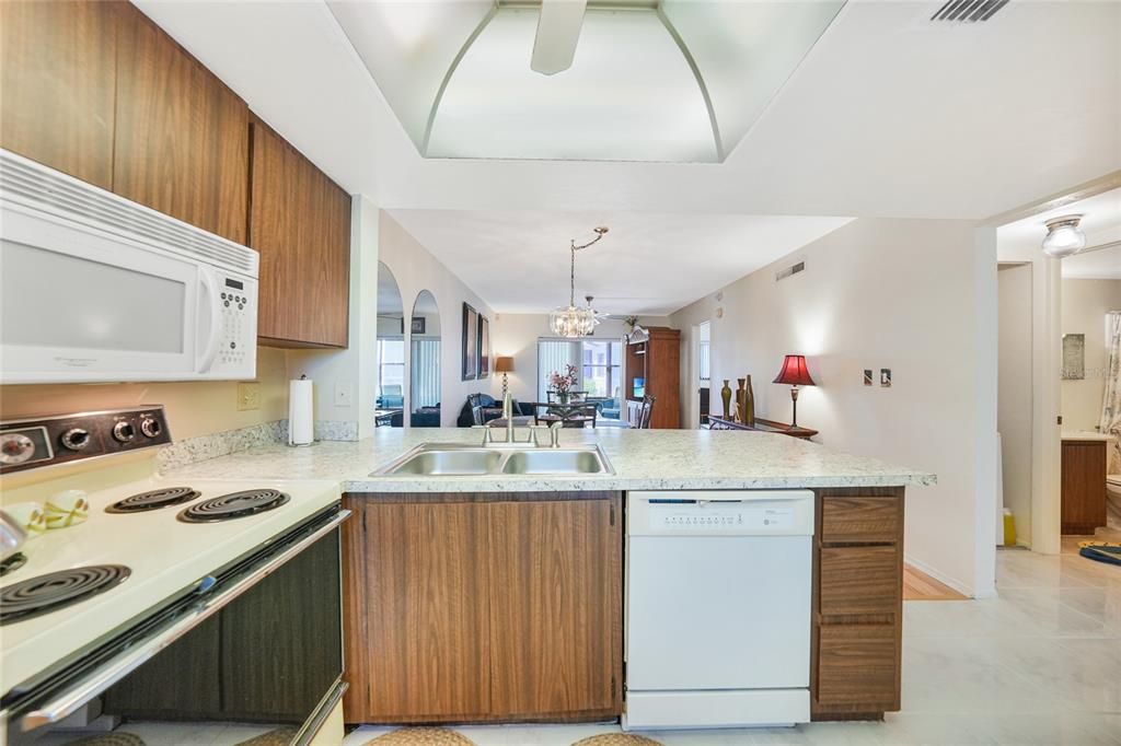 На продажу: $163,500 (2 спален, 2 ванн, 876 Квадратных фут)