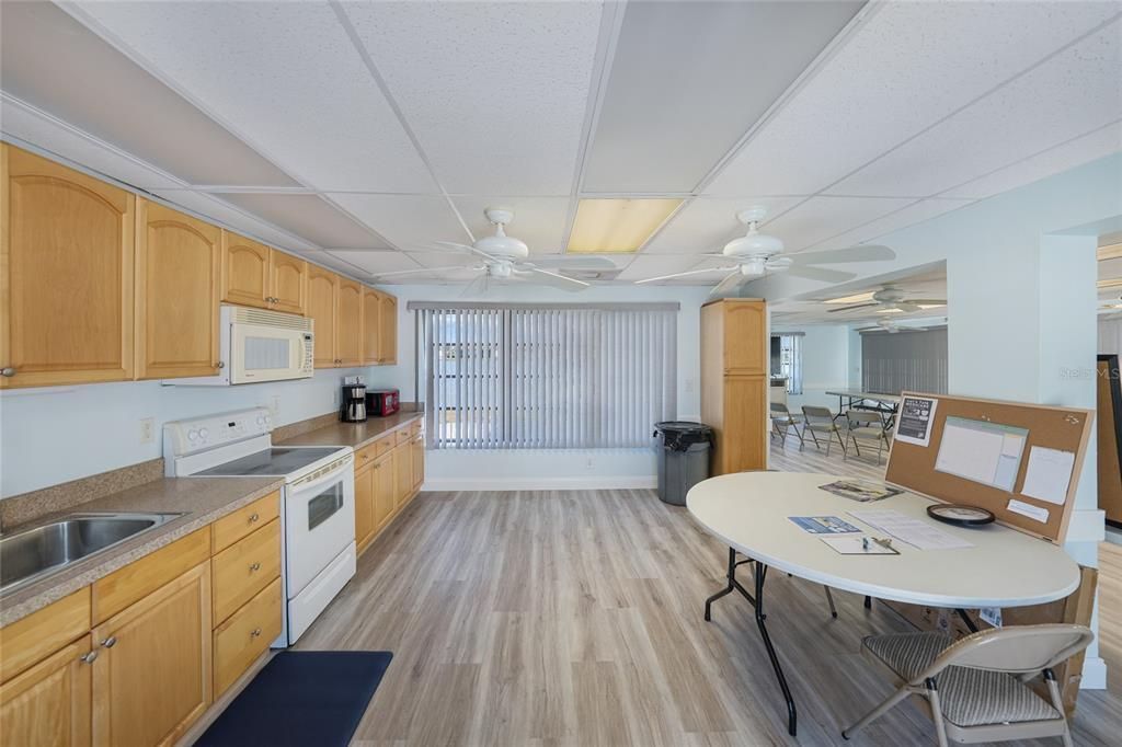 На продажу: $163,500 (2 спален, 2 ванн, 876 Квадратных фут)