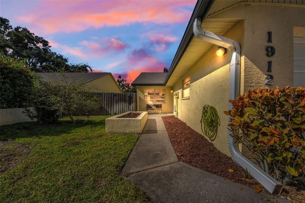 Active With Contract: $186,000 (2 beds, 2 baths, 815 Square Feet)