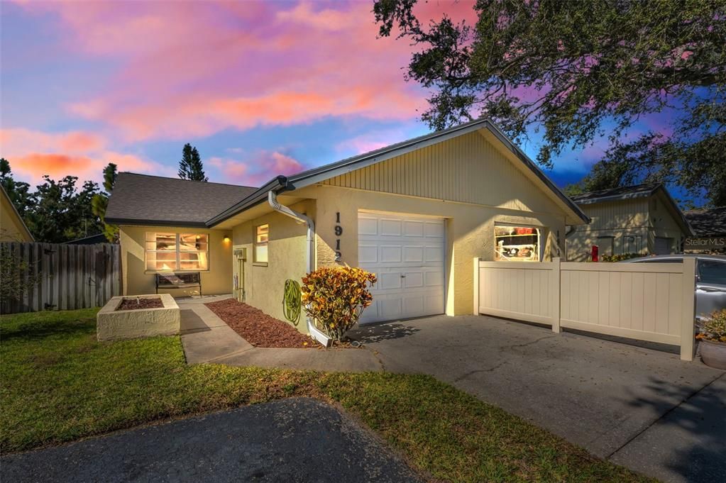 Active With Contract: $186,000 (2 beds, 2 baths, 815 Square Feet)