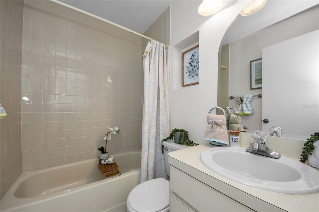 Active With Contract: $186,000 (2 beds, 2 baths, 815 Square Feet)