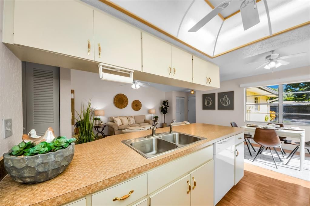 Active With Contract: $186,000 (2 beds, 2 baths, 815 Square Feet)