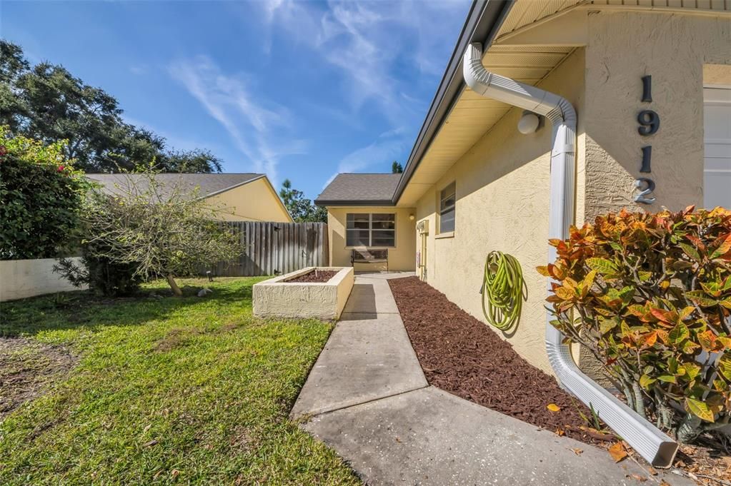 Active With Contract: $186,000 (2 beds, 2 baths, 815 Square Feet)