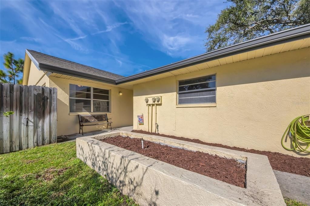 Active With Contract: $186,000 (2 beds, 2 baths, 815 Square Feet)