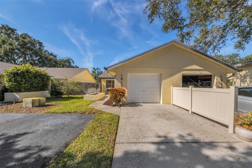 Active With Contract: $186,000 (2 beds, 2 baths, 815 Square Feet)