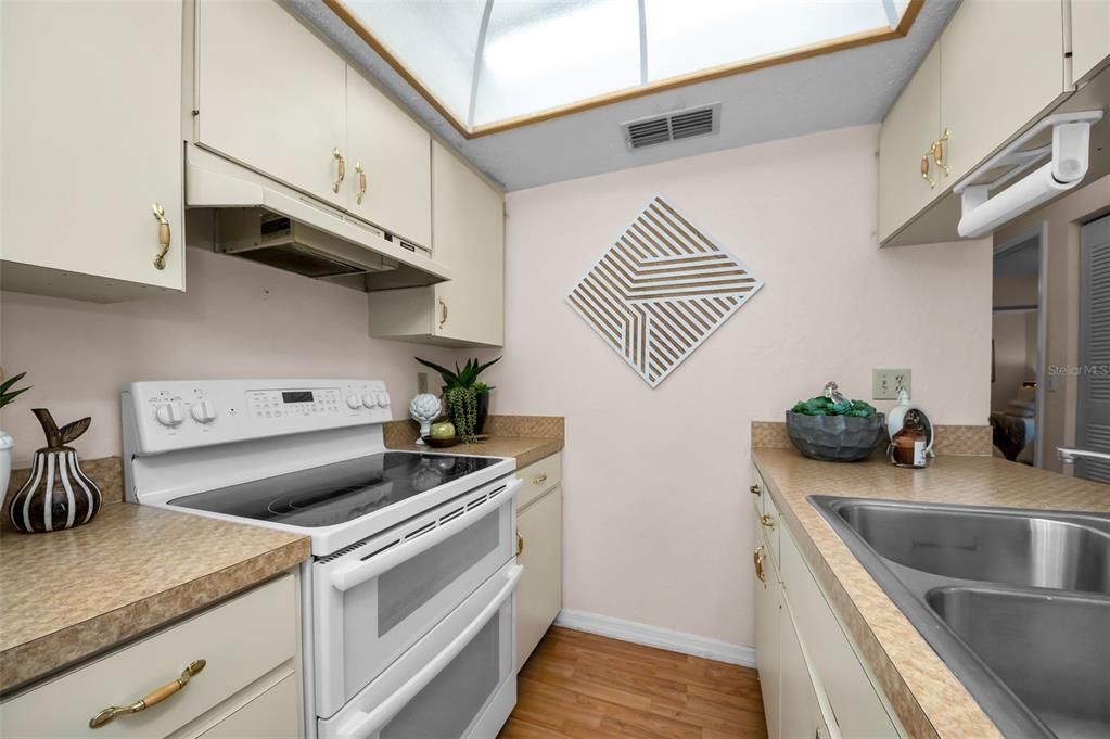 Active With Contract: $186,000 (2 beds, 2 baths, 815 Square Feet)