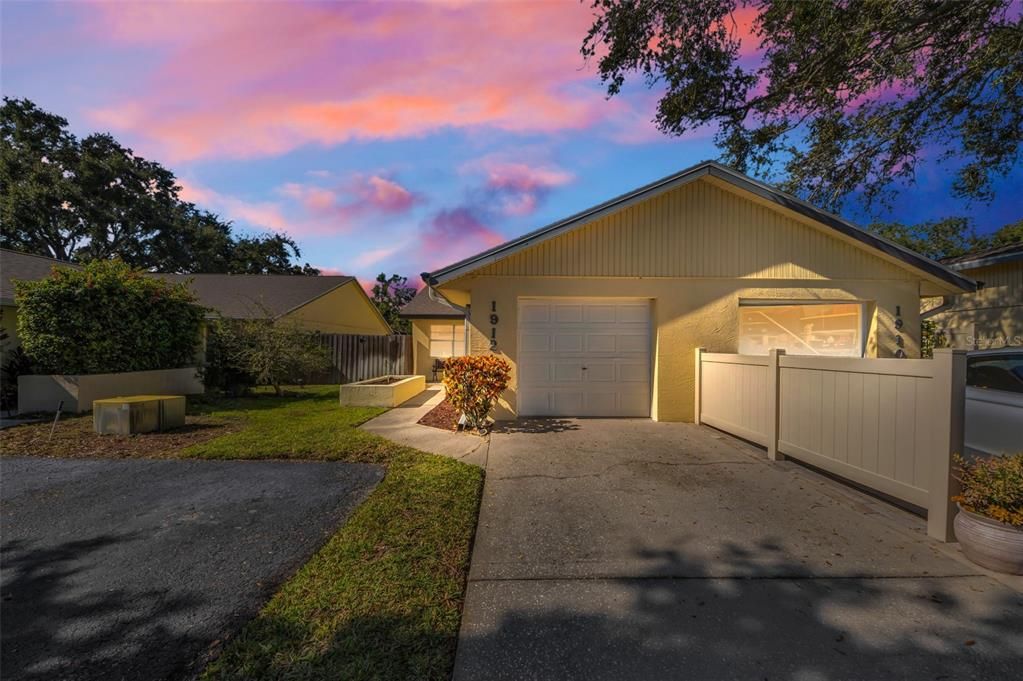 Active With Contract: $186,000 (2 beds, 2 baths, 815 Square Feet)