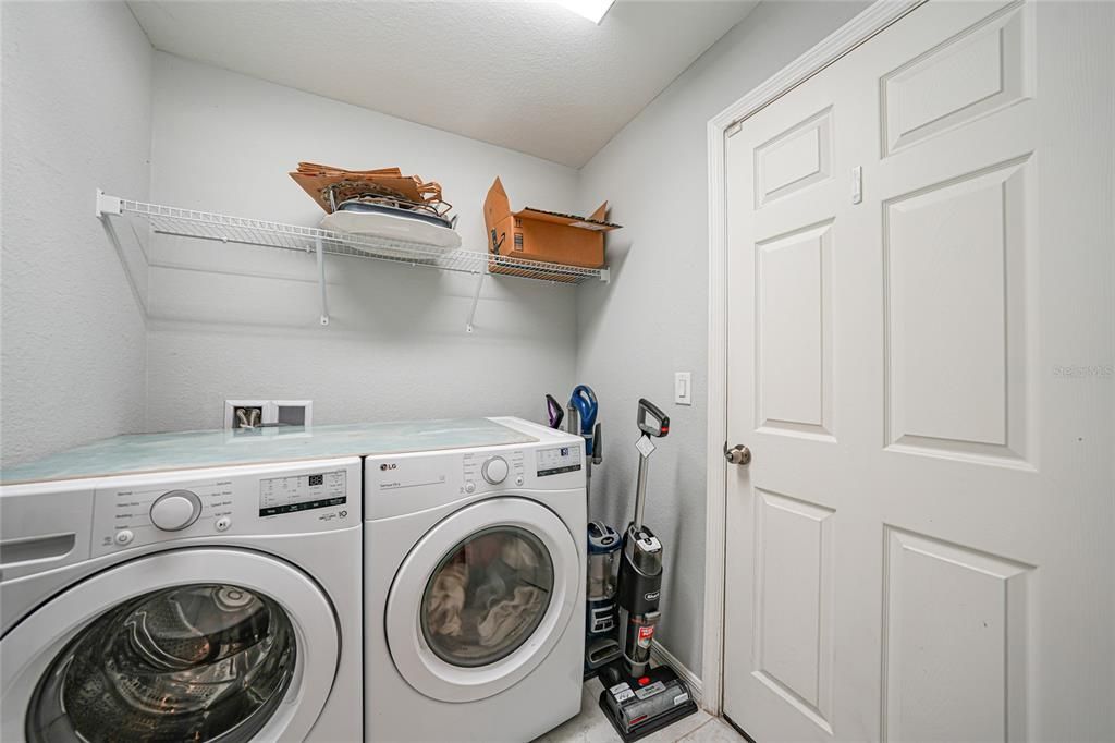 En Venta: $330,000 (4 camas, 2 baños, 1829 Pies cuadrados)