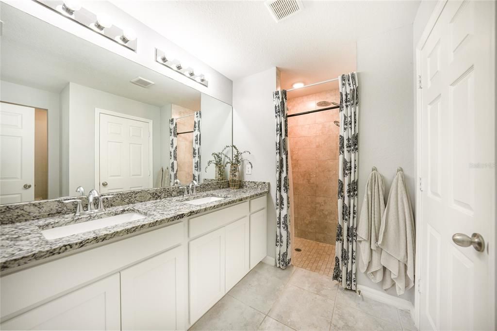 En Venta: $330,000 (4 camas, 2 baños, 1829 Pies cuadrados)