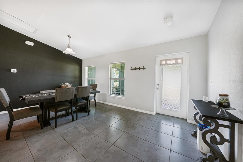 En Venta: $330,000 (4 camas, 2 baños, 1829 Pies cuadrados)