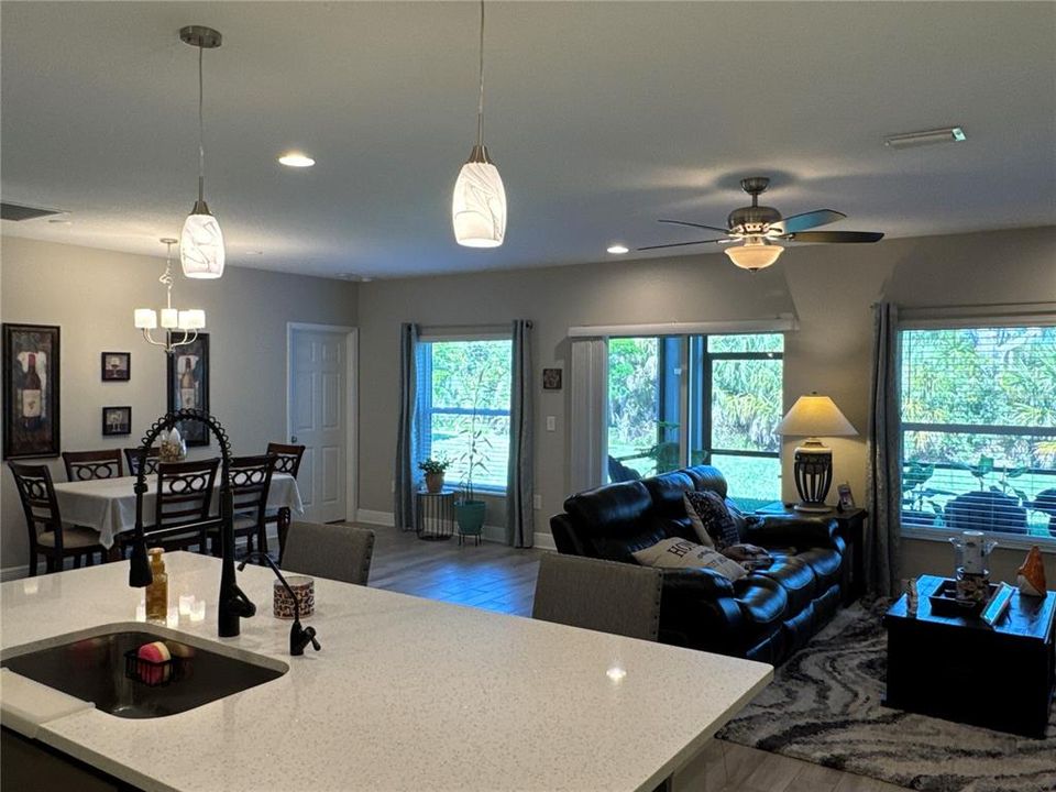 待售: $409,000 (4 贝兹, 2 浴室, 1720 平方英尺)