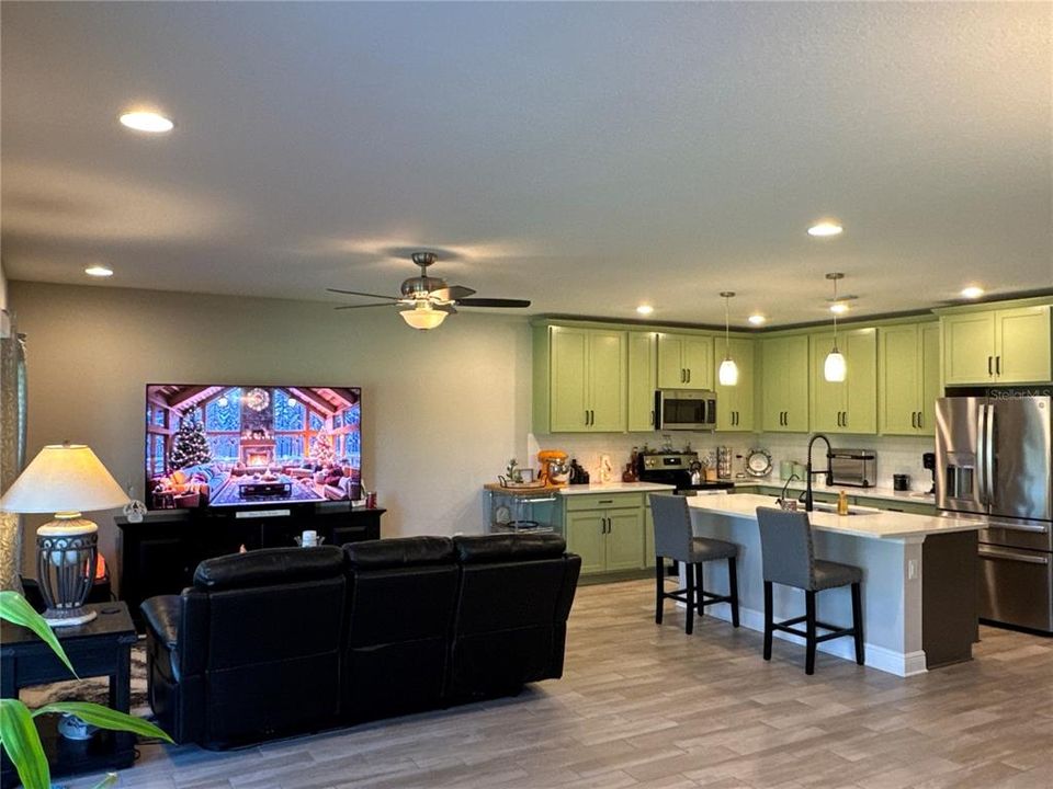 待售: $409,000 (4 贝兹, 2 浴室, 1720 平方英尺)