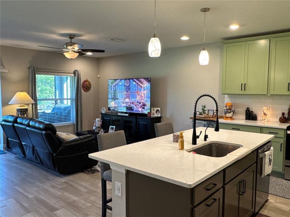 待售: $409,000 (4 贝兹, 2 浴室, 1720 平方英尺)