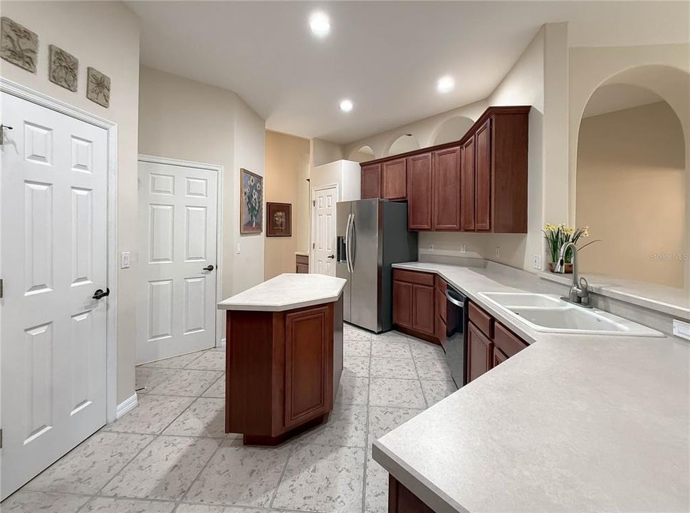 For Sale: $685,000 (4 beds, 3 baths, 2800 Square Feet)