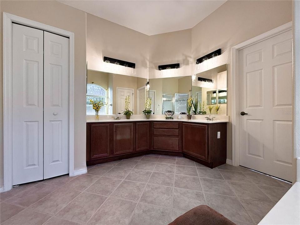 For Sale: $685,000 (4 beds, 3 baths, 2800 Square Feet)