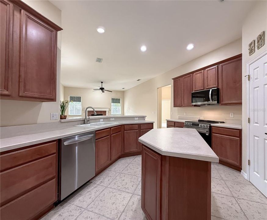 For Sale: $685,000 (4 beds, 3 baths, 2800 Square Feet)