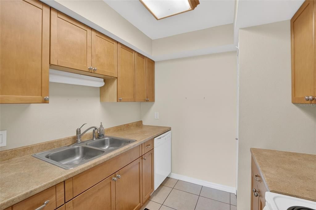 待售: $199,000 (2 贝兹, 2 浴室, 995 平方英尺)