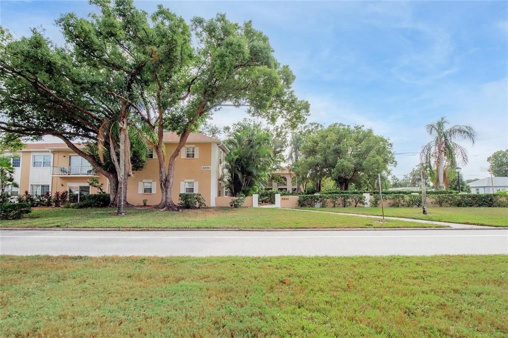 待售: $199,000 (2 贝兹, 2 浴室, 995 平方英尺)