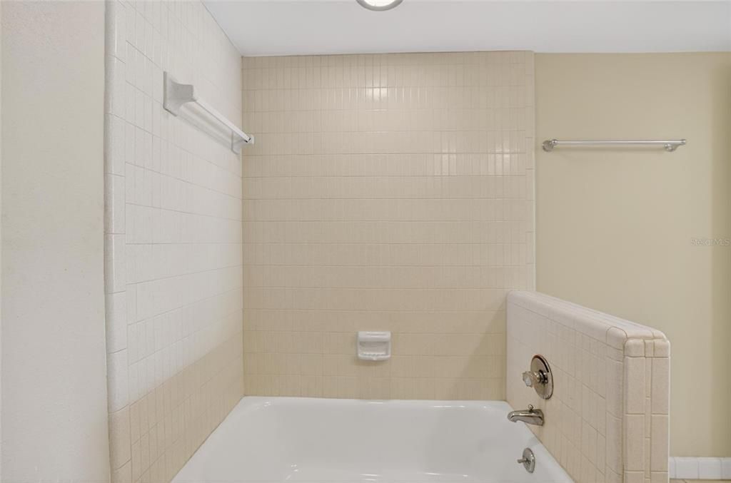 待售: $199,000 (2 贝兹, 2 浴室, 995 平方英尺)