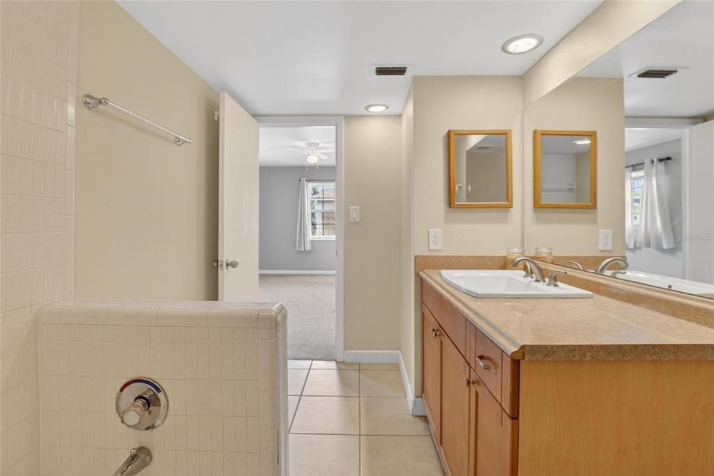 待售: $199,000 (2 贝兹, 2 浴室, 995 平方英尺)