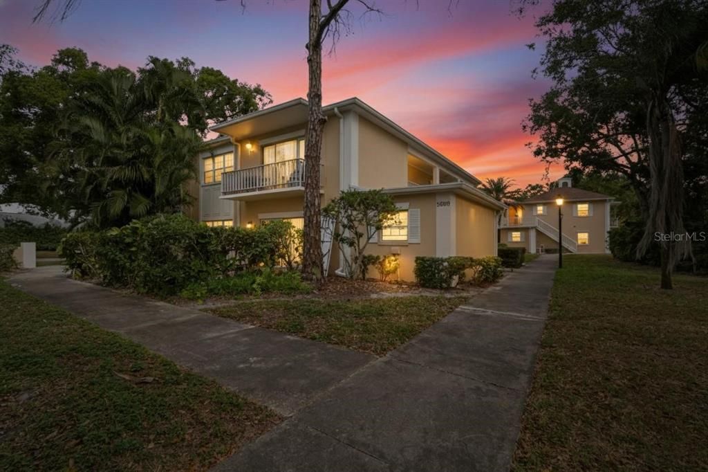 待售: $199,000 (2 贝兹, 2 浴室, 995 平方英尺)