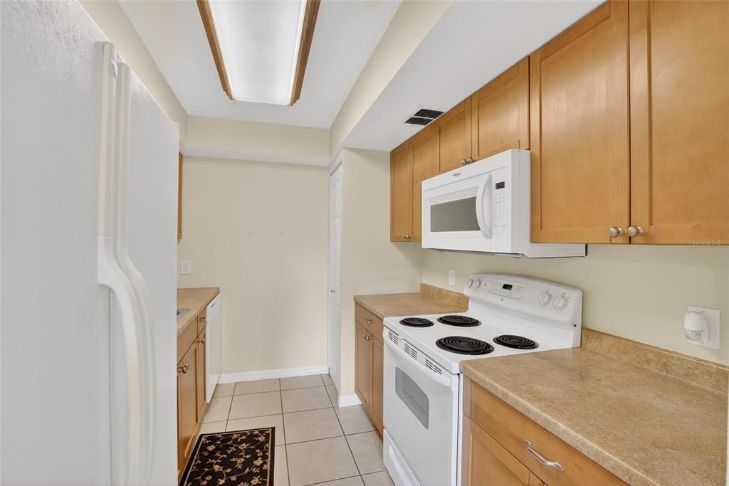 待售: $199,000 (2 贝兹, 2 浴室, 995 平方英尺)