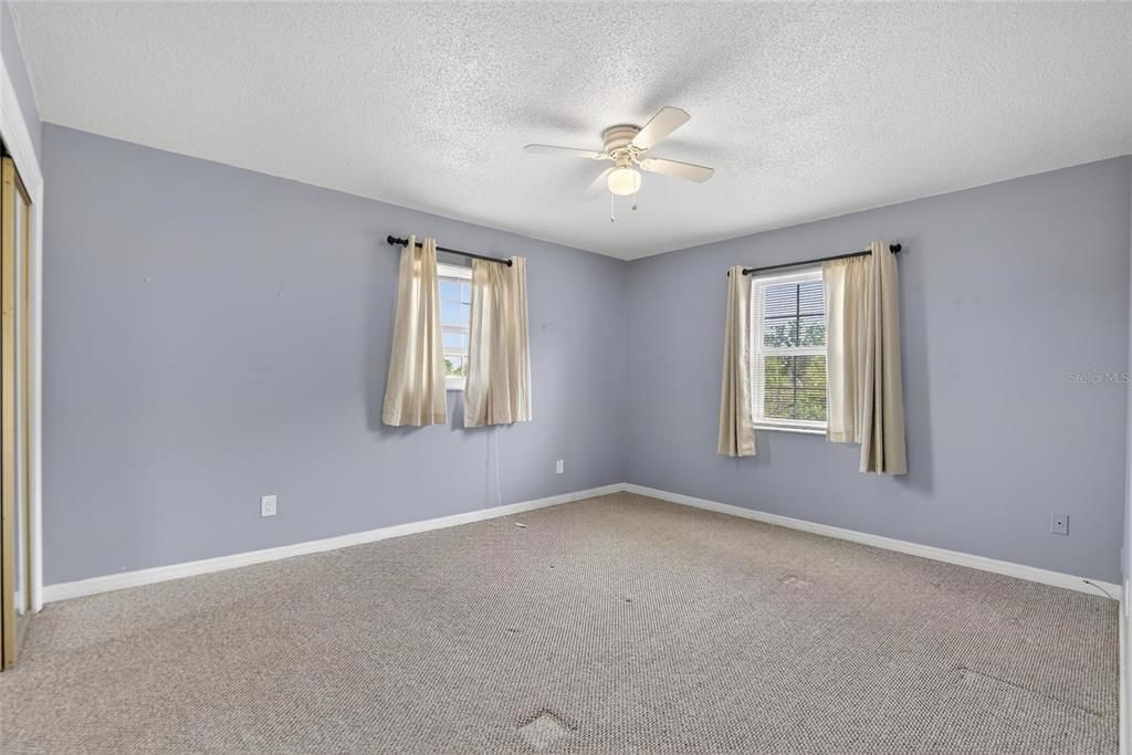 待售: $199,000 (2 贝兹, 2 浴室, 995 平方英尺)