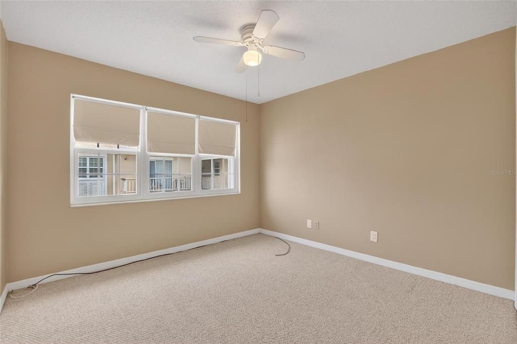 待售: $199,000 (2 贝兹, 2 浴室, 995 平方英尺)