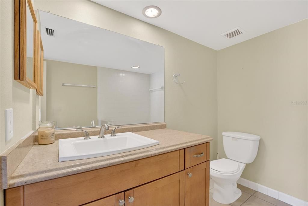 待售: $199,000 (2 贝兹, 2 浴室, 995 平方英尺)