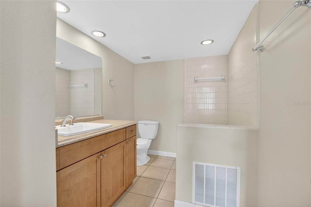 待售: $199,000 (2 贝兹, 2 浴室, 995 平方英尺)