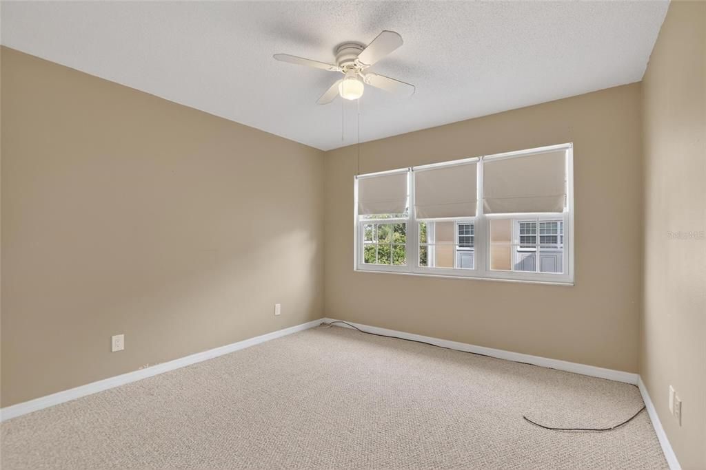 待售: $199,000 (2 贝兹, 2 浴室, 995 平方英尺)