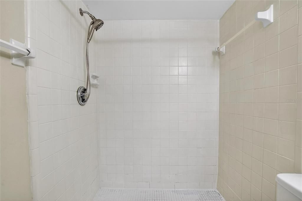 待售: $199,000 (2 贝兹, 2 浴室, 995 平方英尺)