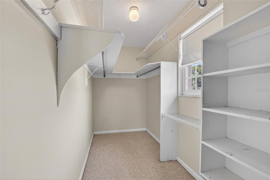 待售: $199,000 (2 贝兹, 2 浴室, 995 平方英尺)