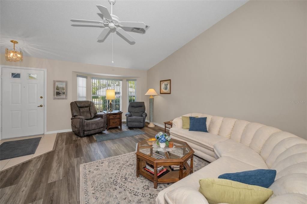 En Venta: $380,000 (3 camas, 2 baños, 1920 Pies cuadrados)