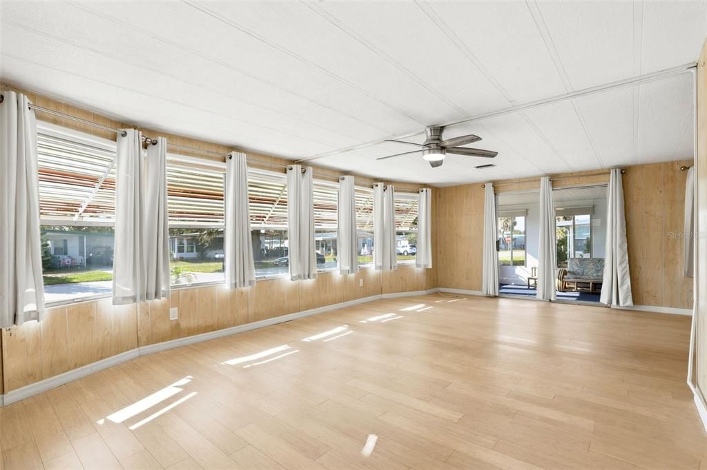 На продажу: $139,000 (2 спален, 2 ванн, 1104 Квадратных фут)