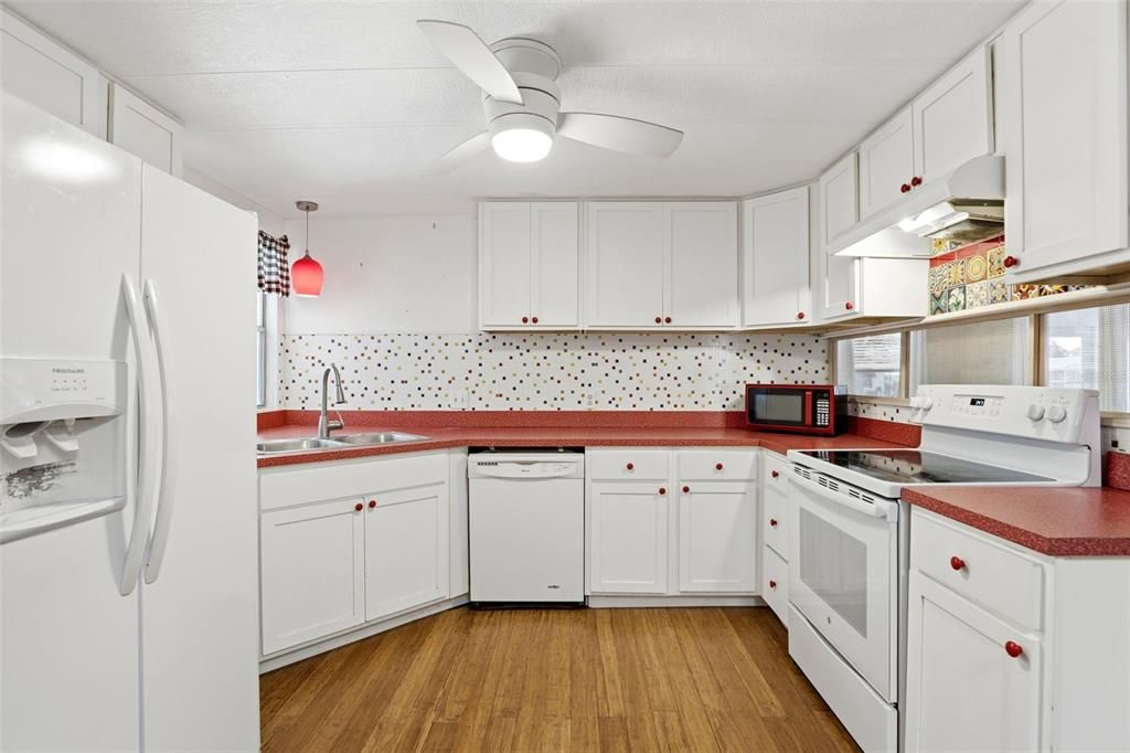 На продажу: $139,000 (2 спален, 2 ванн, 1104 Квадратных фут)