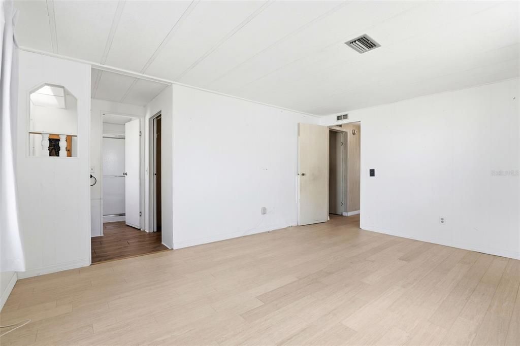 На продажу: $139,000 (2 спален, 2 ванн, 1104 Квадратных фут)