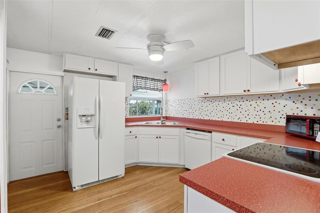 На продажу: $139,000 (2 спален, 2 ванн, 1104 Квадратных фут)