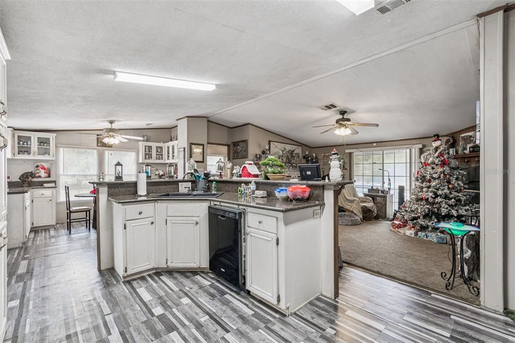 На продажу: $499,999 (4 спален, 2 ванн, 2322 Квадратных фут)