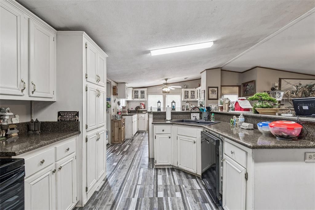 На продажу: $499,999 (4 спален, 2 ванн, 2322 Квадратных фут)