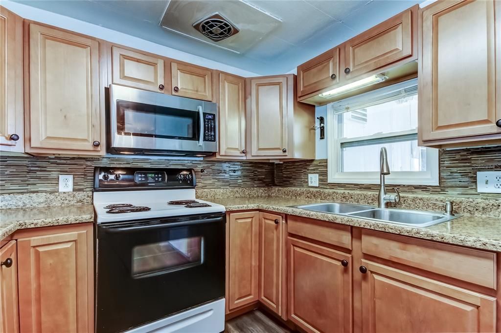 For Sale: $90,000 (2 beds, 2 baths, 912 Square Feet)