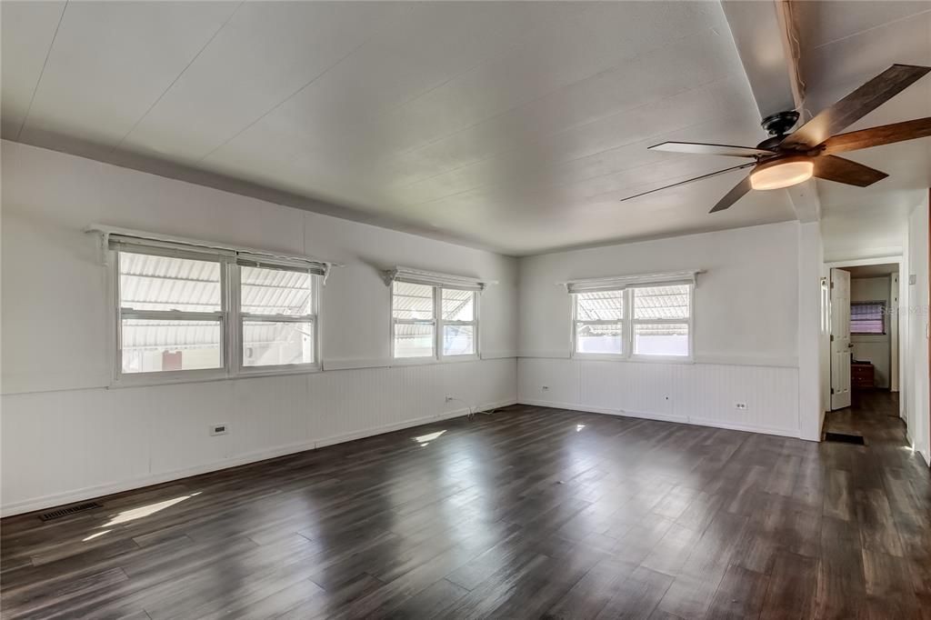 For Sale: $90,000 (2 beds, 2 baths, 912 Square Feet)