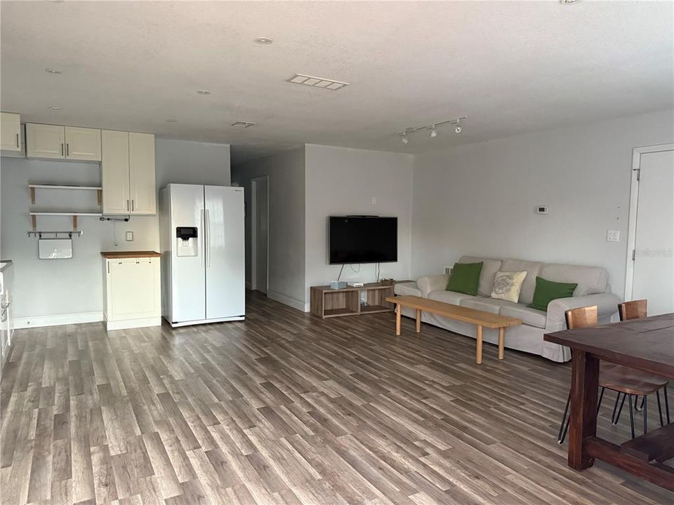 For Sale: $319,000 (3 beds, 2 baths, 1029 Square Feet)