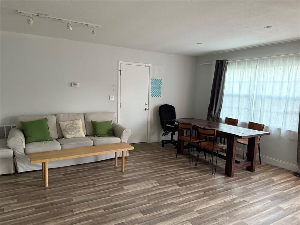 For Sale: $319,000 (3 beds, 2 baths, 1029 Square Feet)