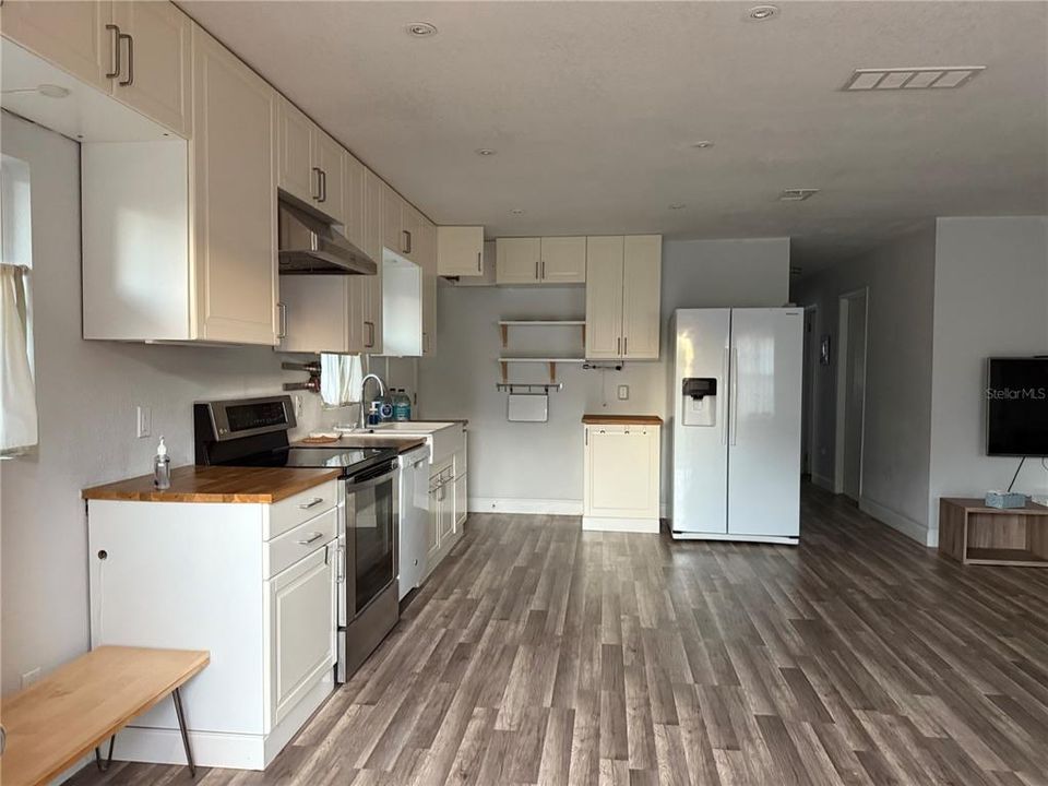 For Sale: $319,000 (3 beds, 2 baths, 1029 Square Feet)